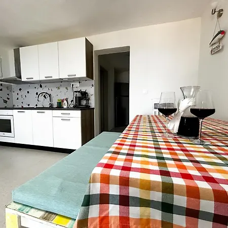 House Josh Vikendica