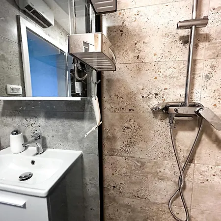 House Josh Vikendica *
